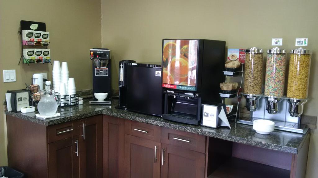 Sigma Inn & Suites Hudson'S Hope Hudson Hope Buitenkant foto